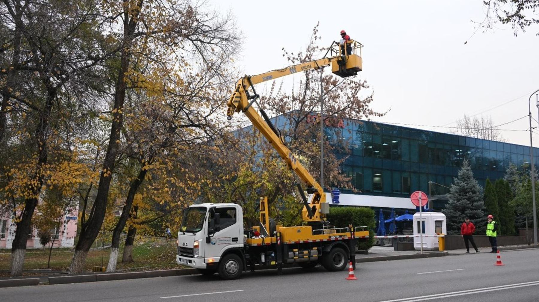 Алматыда жыл басынан бері 30 мыңнан астам шам ауыстырылды