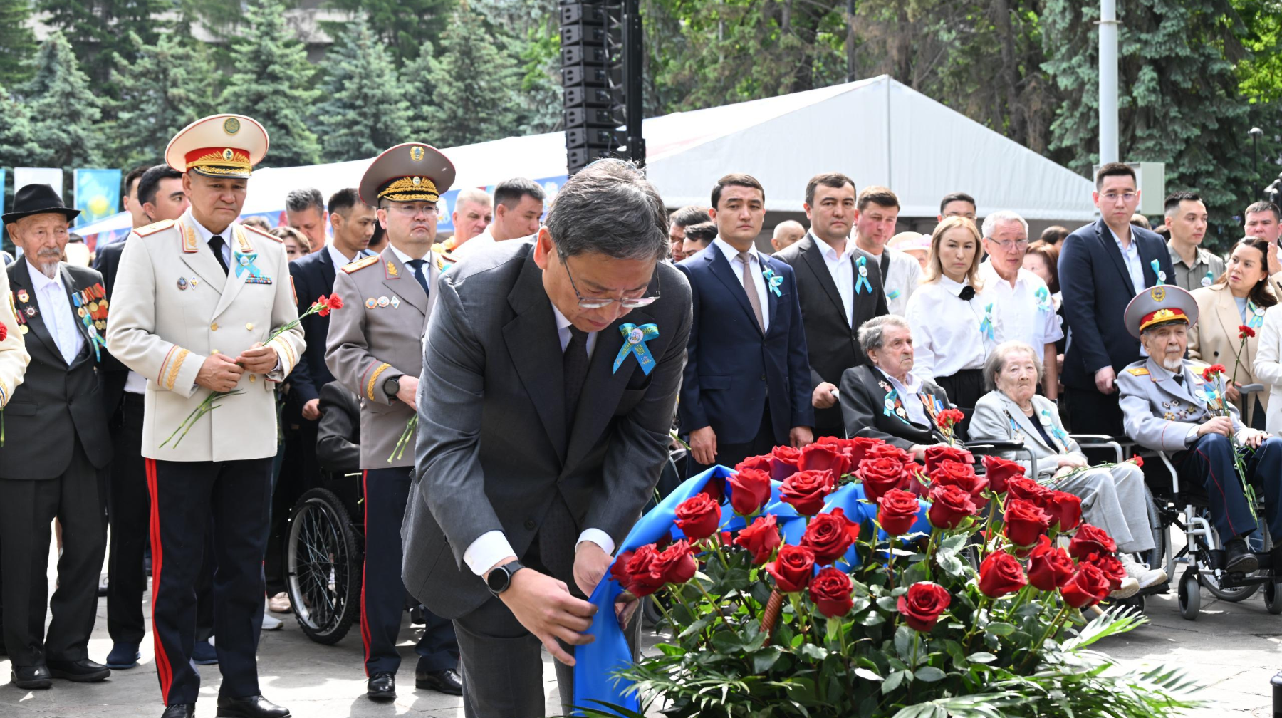 Алматы әкімі Ерболат Досаев Мәңгілік алауға гүл шоқтарын қою рәсіміне қатысты