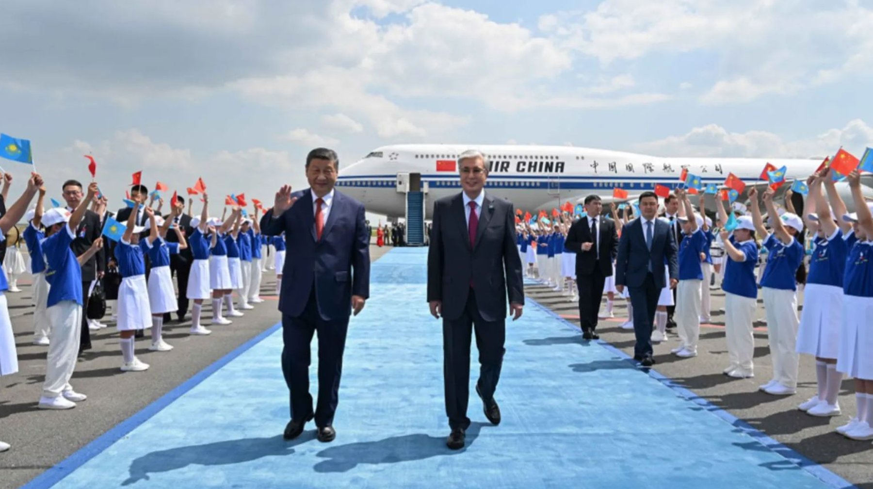 习近平抵达阿斯塔纳
