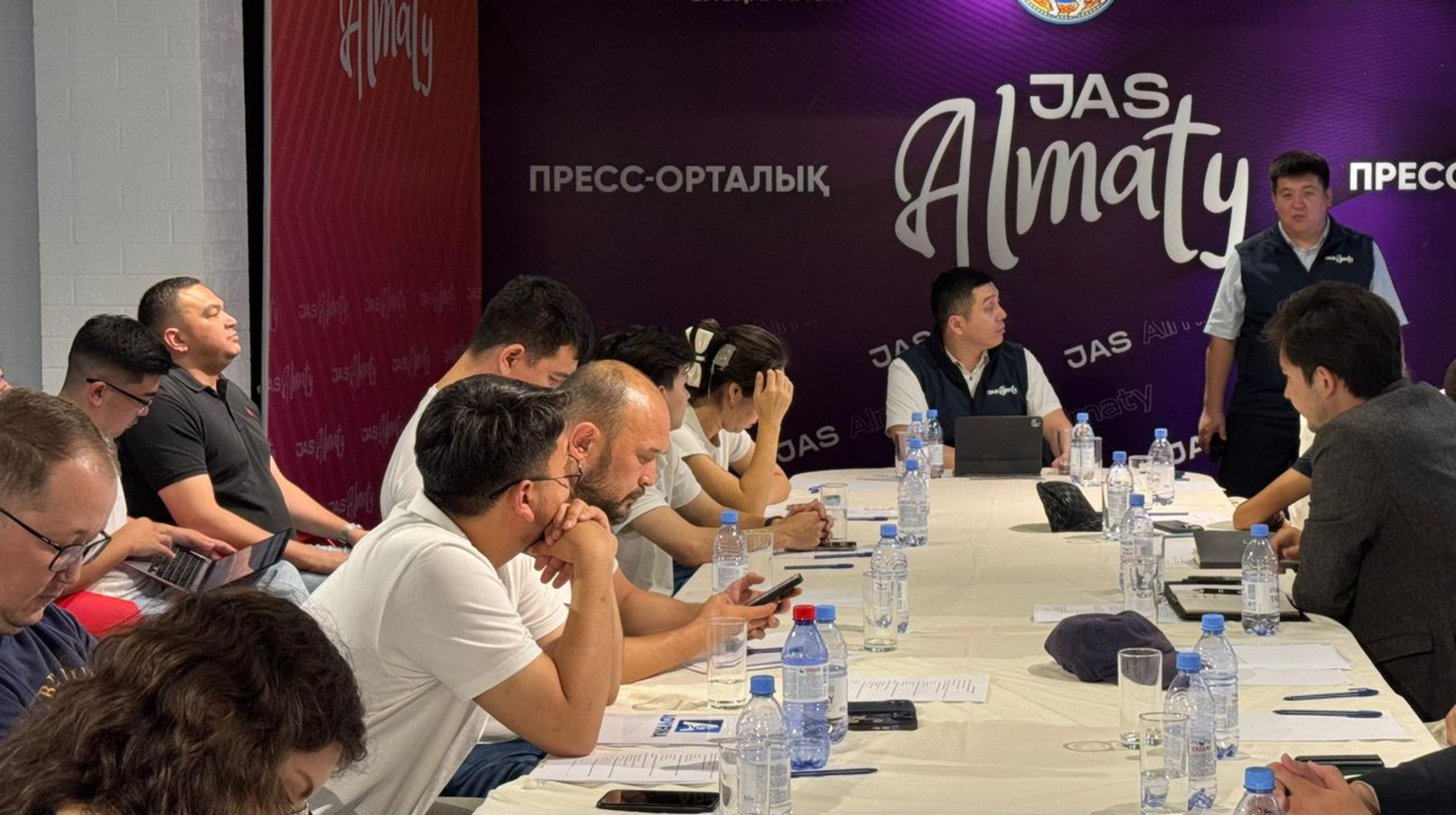 Алматы қаласы Жастар саясаты басқармасының басшысы Азиз Кажденбек ҮЕҰ өкілдерімен кездесті