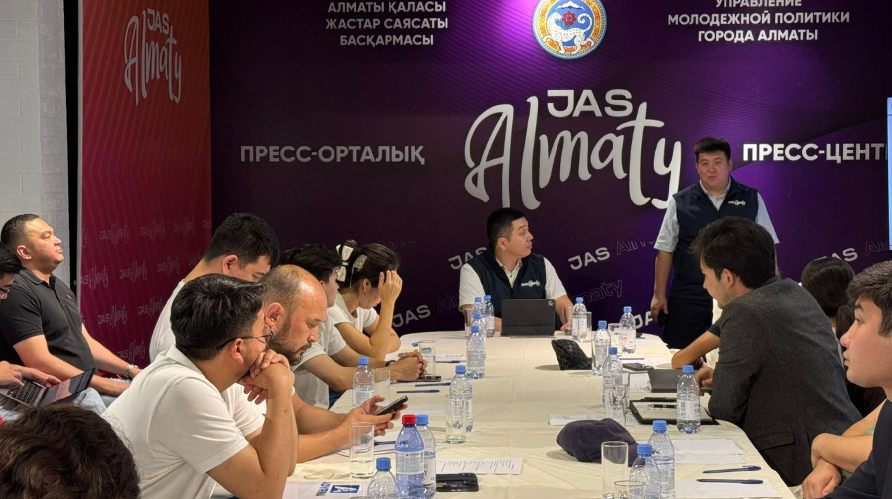 Алматы қаласы Жастар саясаты басқармасының басшысы Азиз Кажденбек ҮЕҰ өкілдерімен кездесті