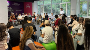 Алматыда комьюнити-орталықтарда жастар бас қосып, диалогтық алаңдарда еркін пікір алмасады.