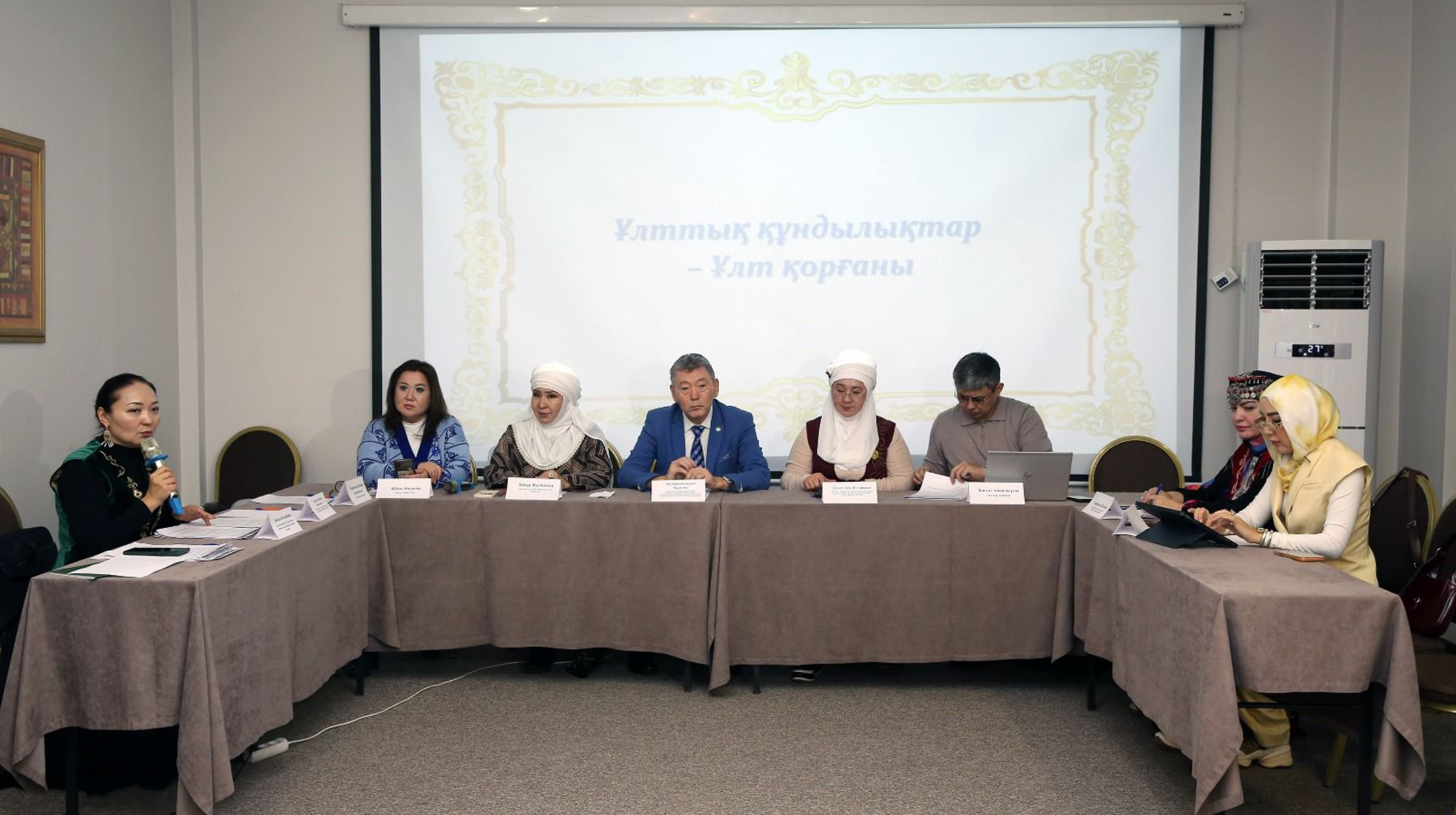 Алматыда құқық қорғаушылар мен заңгерлер ЛГБТ насихатына тыйым салу туралы заңды қолдады