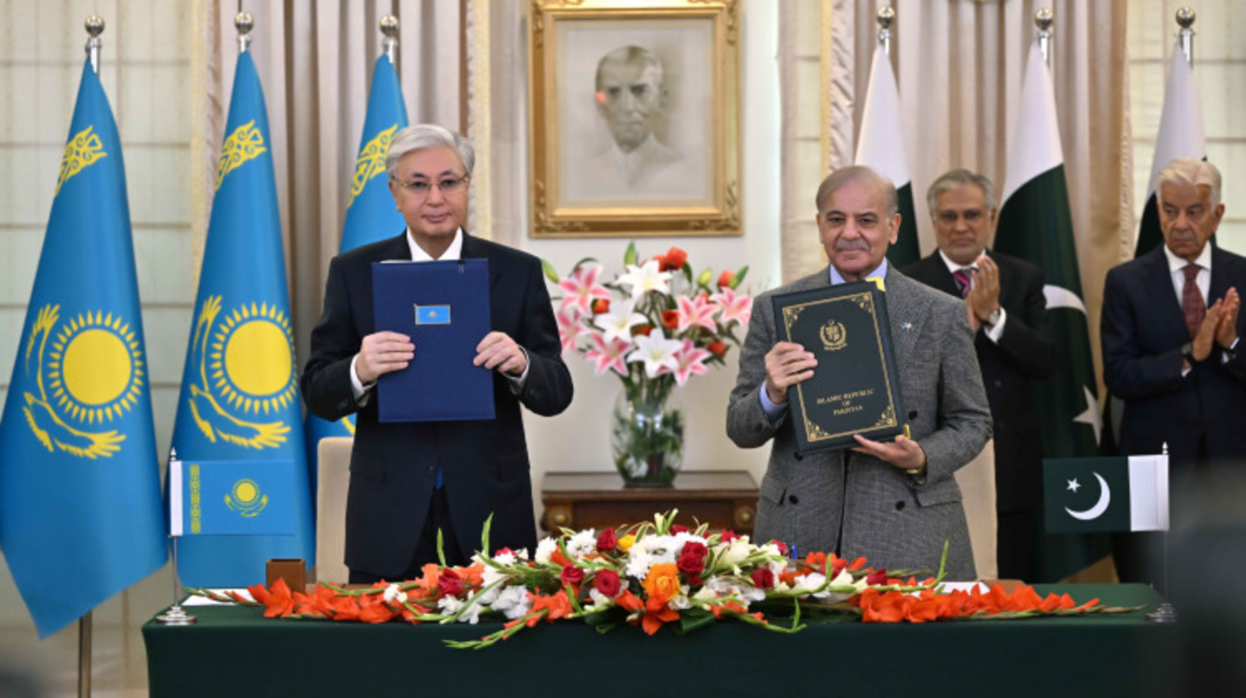 قاسىم-جومارت توقايەۆ پەن شاحباز شاريف قازاقستان رەسپۋبليكاسى مەن پاكىستان يسلام رەسپۋبليكاسى اراسىندا ستراتەگيالىق سەرىكتەستىك ورناتۋ تۋرالى بىرلەسكەن دەكلاراسياعا قول قويدى