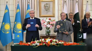 Qasym-Jomart Toqaev pen Shahbaz Sharıf Qazaqstan Respýblıkasy men Pákistan Islam Respýblıkasy arasynda strategıalyq seriktestik ornatý týraly birlesken deklarasıaǵa qol qoıdy
