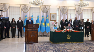 Memleket basshysy Pákistan Premer-mınıstri Shahbaz Sharıfpen júrgizgen kelissózderiniń qorytyndysy boıynsha BAQ ókilderiniń aldynda sóz sóıledi