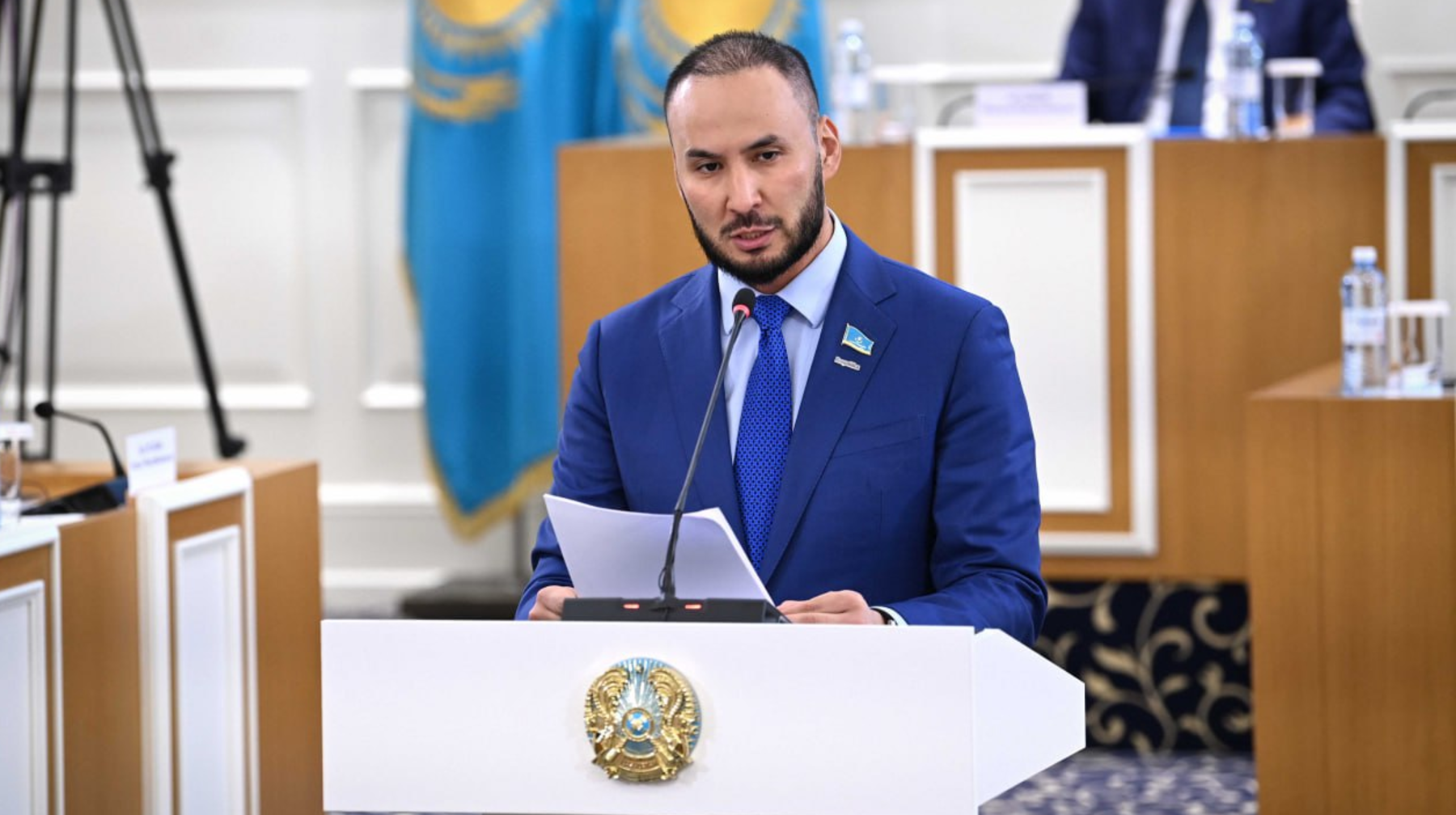 Respublica پارتياسىنىڭ جەتەكشىسى جاڭا كونستيتۋسيانىڭ جوباسىن رەفەرەندۋمعا شىعارۋدى ۇسىندى