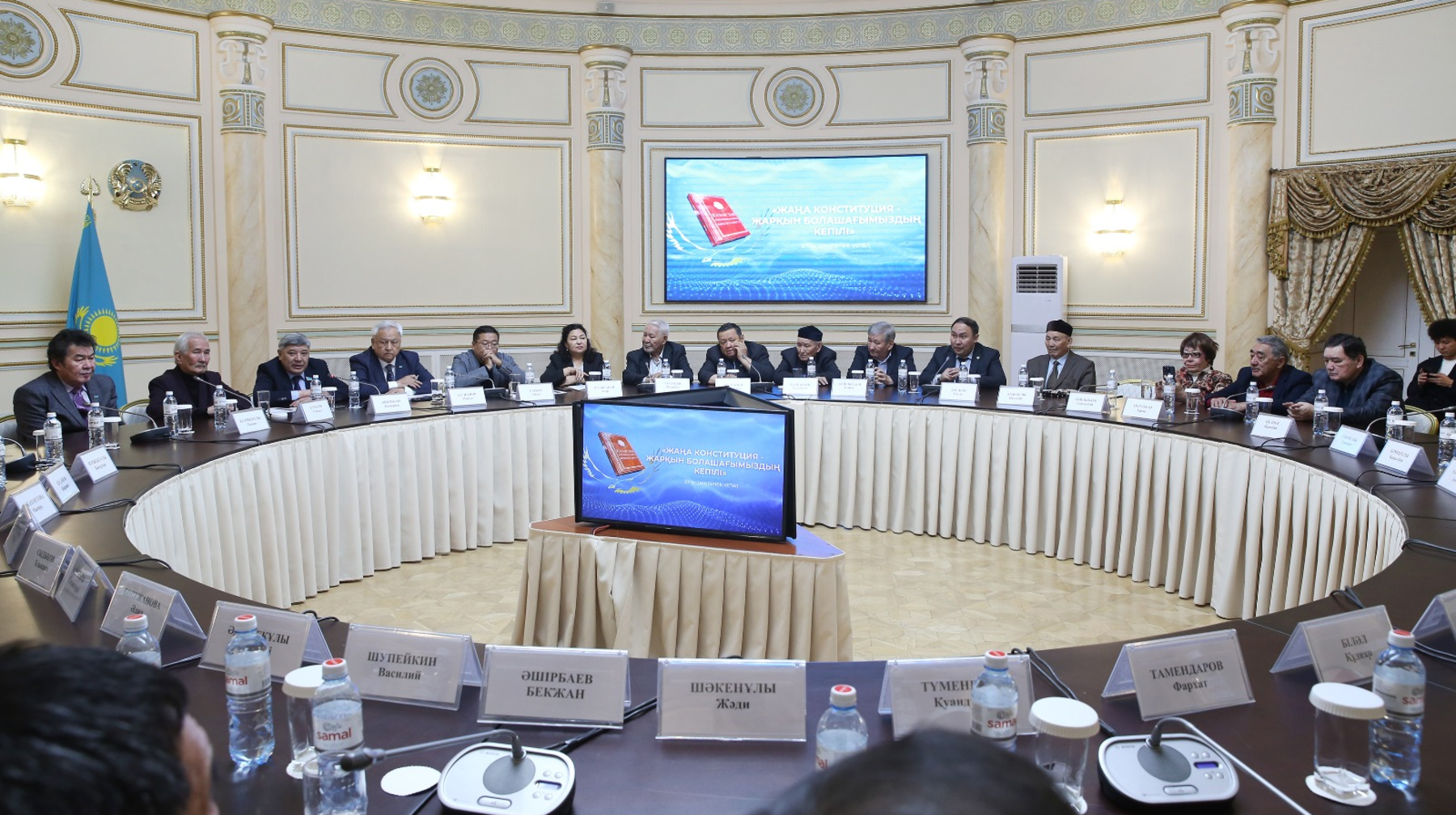 Almatylyq jazýshylar men shyǵarmashylyq zıaly qaýym jańa Konstıtýsıa jobasyn qoldady