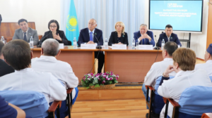 Otbasy ınstıtýtyn damytý jáne bilim berý salasyn qoldaý: Almatyda senatorlar jańa Konstıtýsıa týraly aıtyp berdi