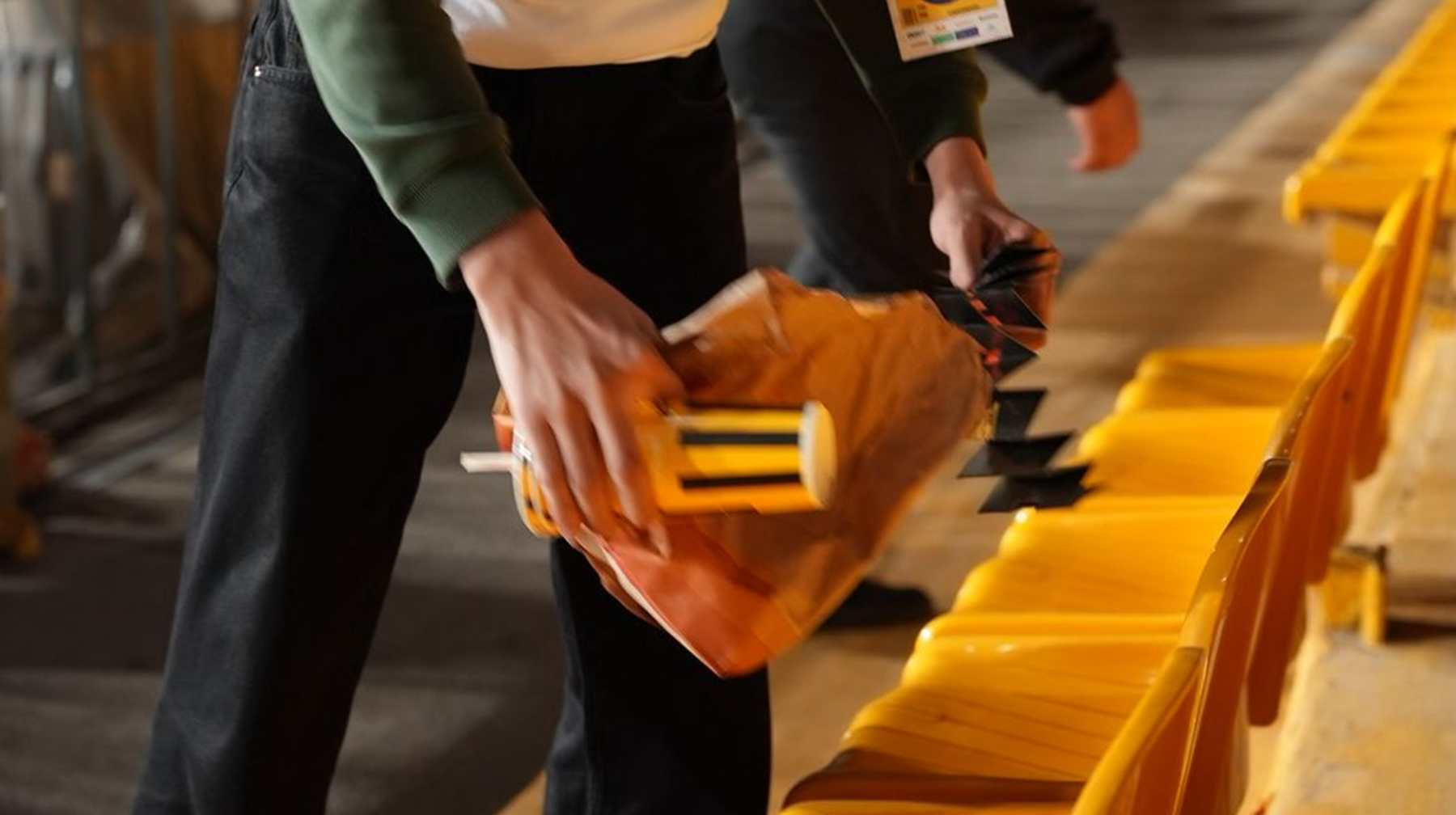 Алматыда «Қайрат» – «Астана» матчынан кейін жанкүйерлер еріктілермен бірге стадионды тазалады