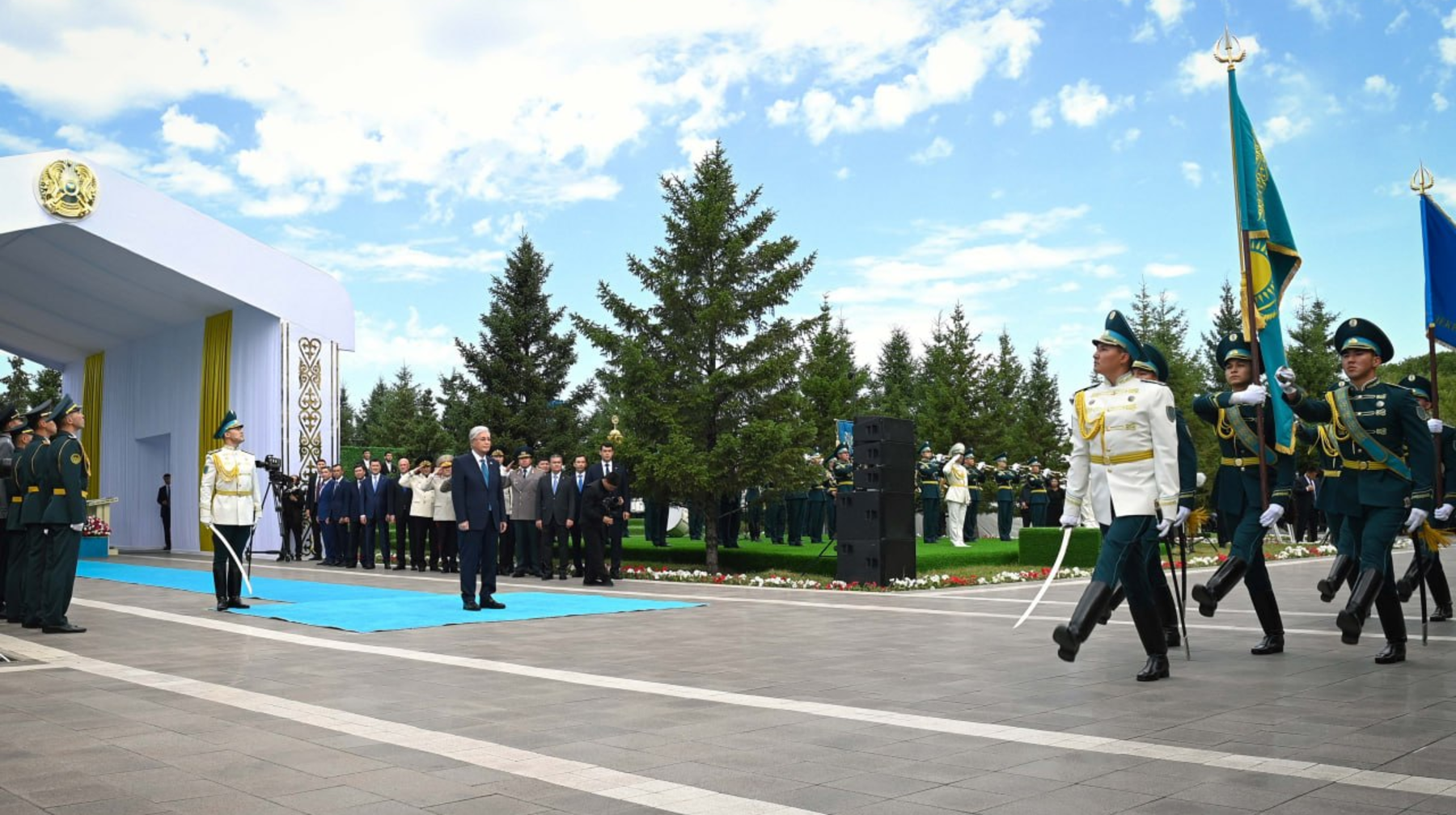 Президент Мемлекеттік ту көтеру рәсіміне қатысты