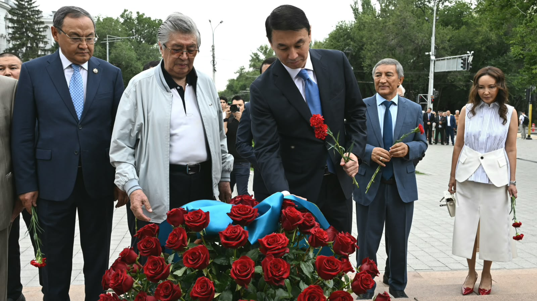 Алматыда Абай ескерткішіне гүл қою рәсімі өтті