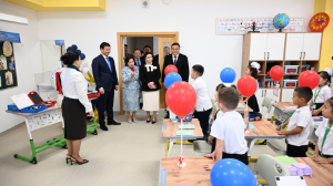 Алматы әкімі оқушыларды Білім күнімен құттықтады
