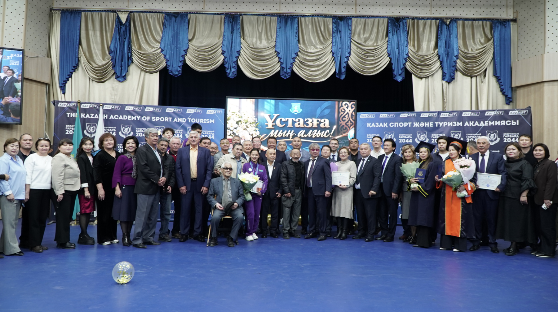 ҚАЗСТА АЗИЯ ОЙЫНДАРЫНДА ЖЕҢІСКЕ ЖЕТКЕН СТУДЕНТТЕРІН ҰЛЫҚТАДЫ