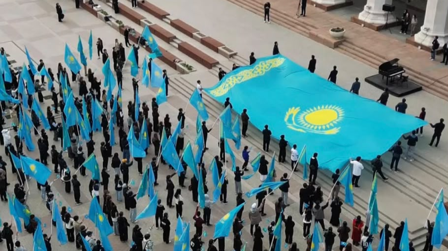 Алматыда Республика күніне орай мың жас флешмобқа қатысты