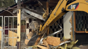 Алматыда тағы бір заңсыз салынған нысан сүріліп жатыр